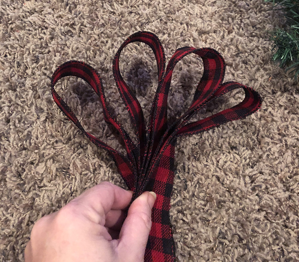 making a bow for the wreath - step 1